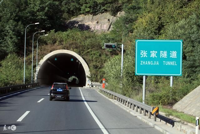 箭头指车道的话就说明此车道允许走小车 机动车驶出高速公路隧道口时