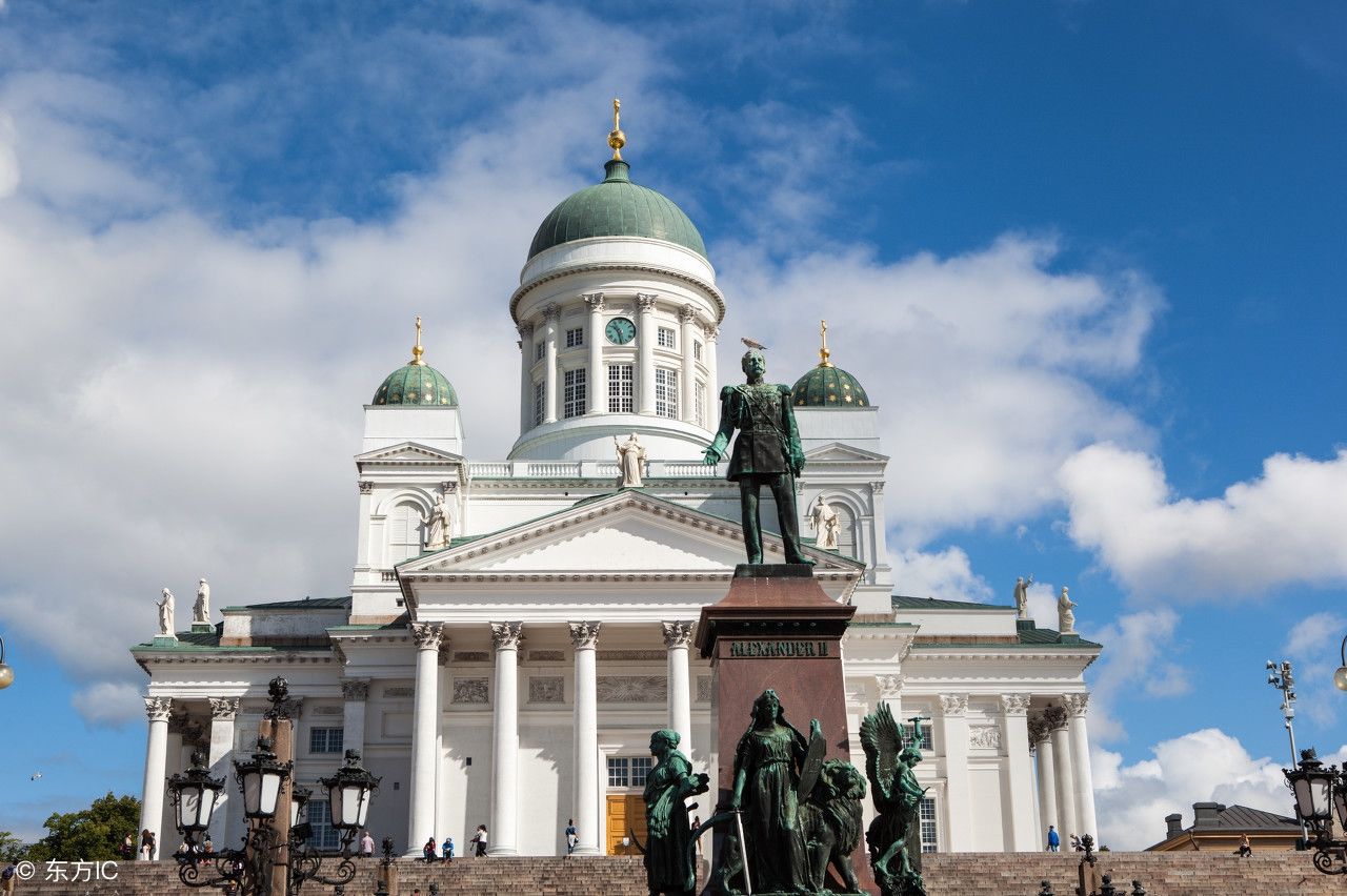 这个国家被称为千湖之国,水土养美女,谈恋爱都