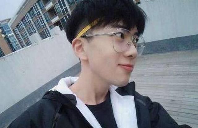 刘二小姐抖音 t01a5bcc03138aad471.jpg
