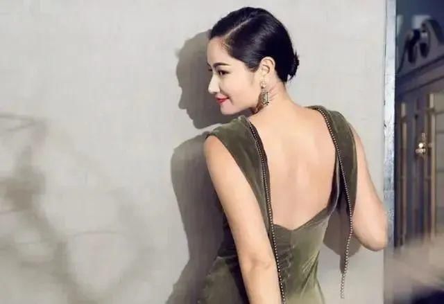 昔日最时尚的谋女郎，惨遭李亚鹏移情别恋后，49岁的她还好吗