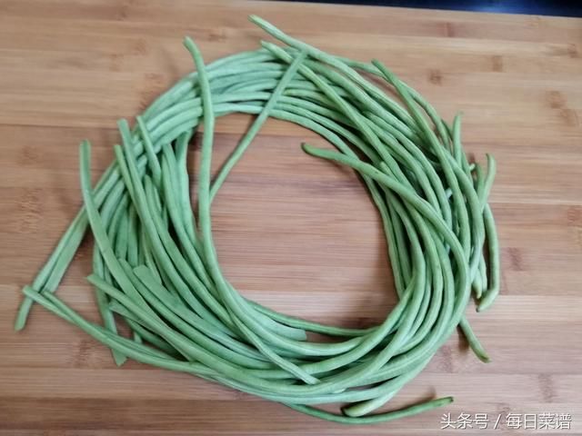 长豆角这样做最好吃，不用炒，不用蒸，给肉都不换，做法简单快速