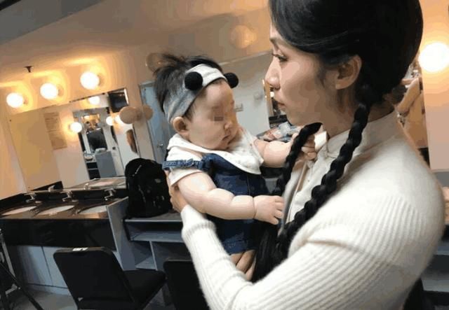 黄磊三胎“儿子”疑曝光,肉嘟嘟超可爱,何炅爱不释手!