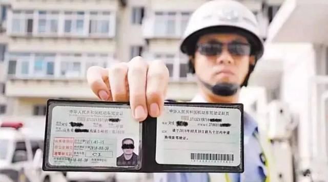1分钟内,驾照被扣30分罚款5400元拘留15天,警