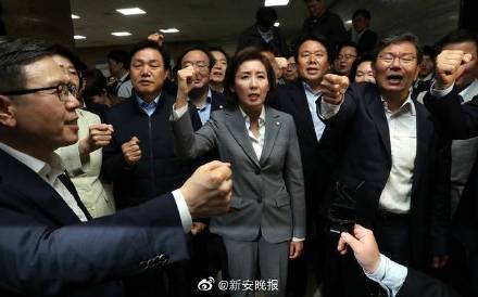 堪比大片!韩国300多议员在国会打了起来,撬棍