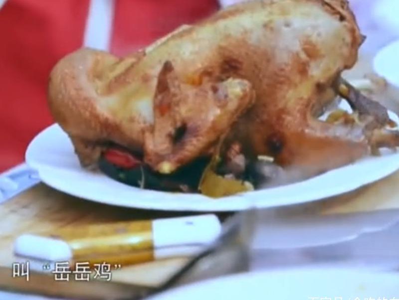 岳云鹏现场颠锅炒菜很熟练,一看就是练家子,一