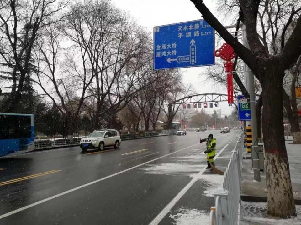 狗年的雪花飘落兰州，在途中的你也不要担心，公路铁路最新情况在