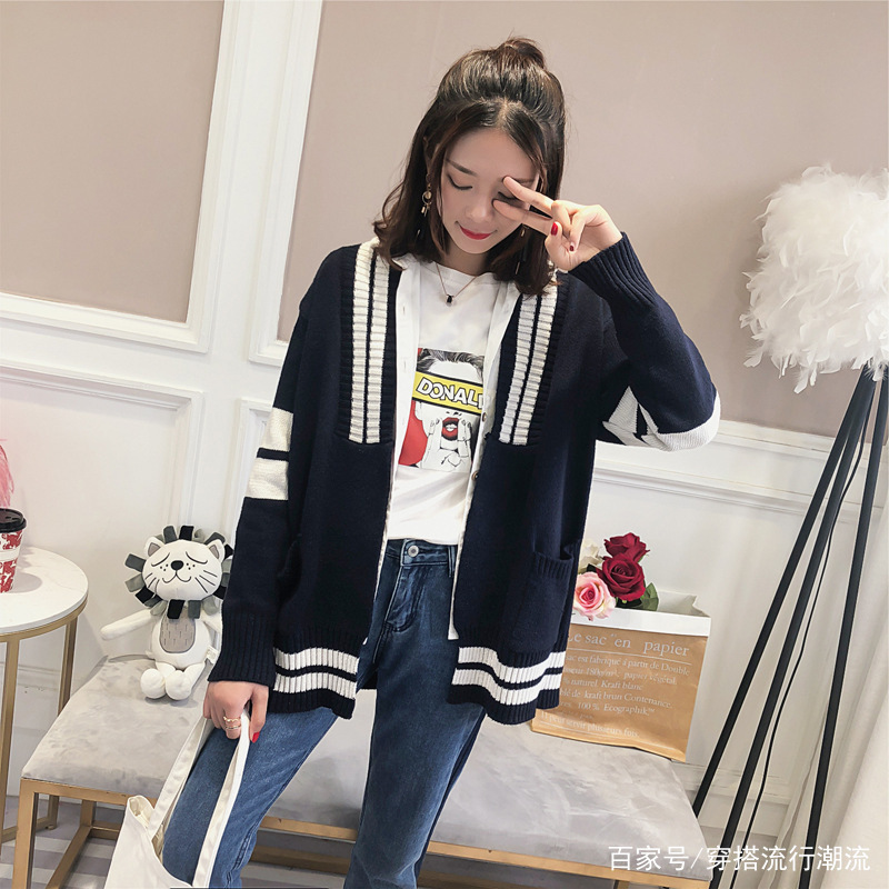 40岁女人就算工资再低也要买,搭配小脚裤,美嫩