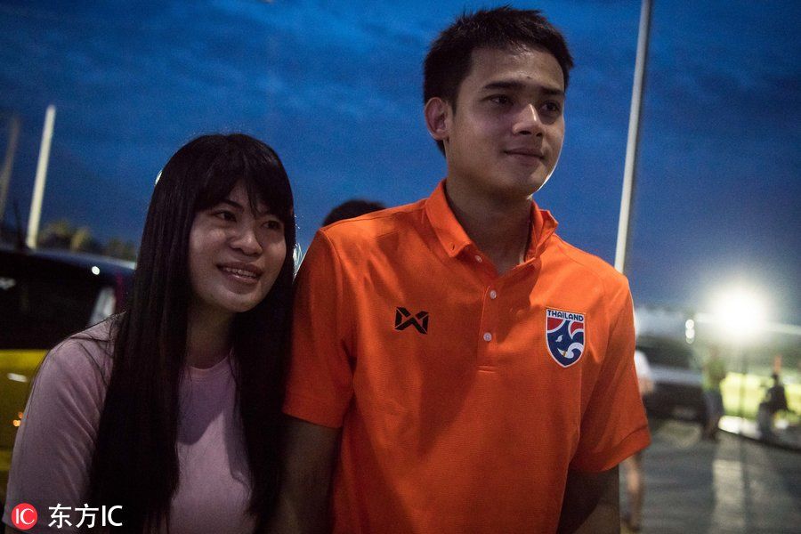 泰国男足队员长相俊秀人气高 训练后女球迷纷