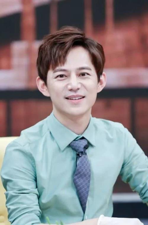 著名主持人工资曝光,汪涵年薪2140万排第二,何