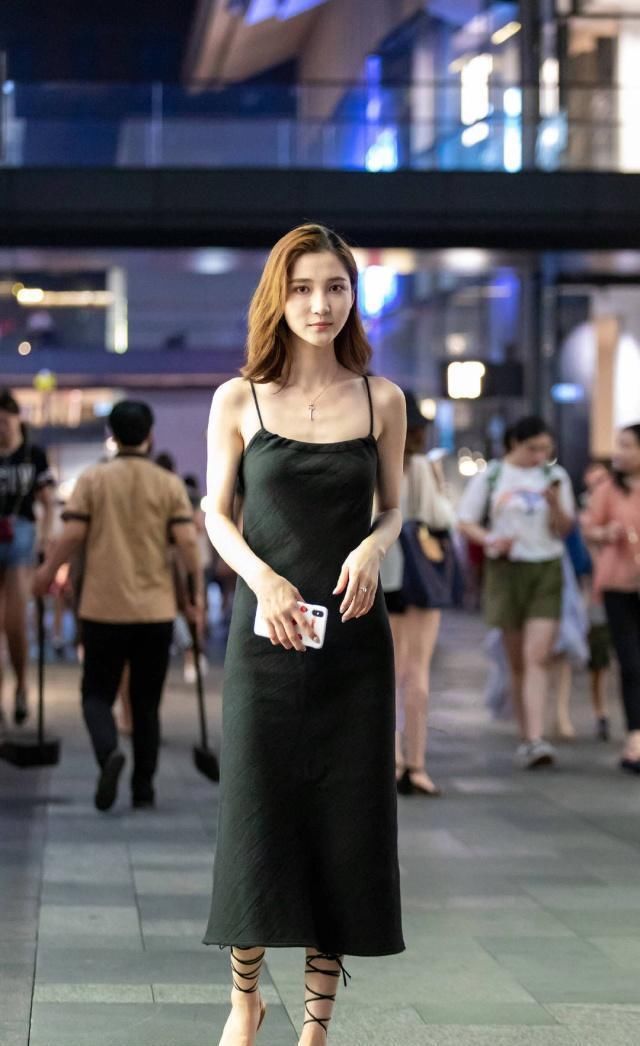 街拍:小姐姐穿上连体裙,回眸一笑,应该没人能够