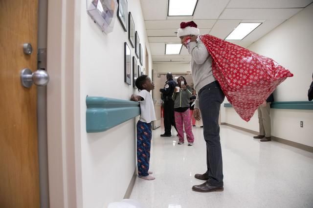 奥巴马扮圣诞老人为患病儿童去温暖,一女童感
