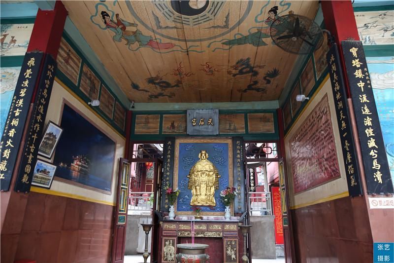 5元钱摆渡船才能到达，中国唯一屹立在江中寺庙