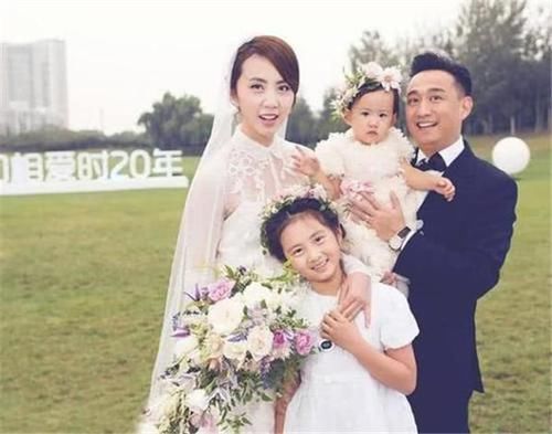 黄磊晒小儿子影子照，父子合影温馨甜蜜，弟弟手指天空萌翻网友