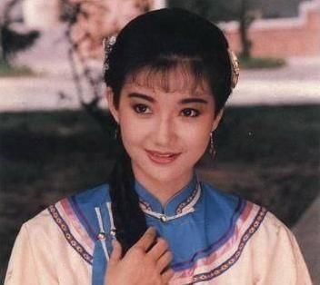 她是最令人惋惜的琼瑶女郎，与洪欣神似，和男友参观火山双双坠亡