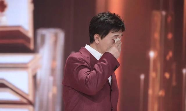 付笛声演出奔波不停，晒晚餐就吃萝卜干花生米，私下却开百万豪车