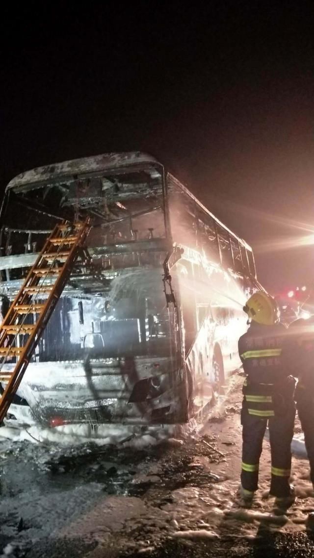 湖南长张高速大巴车自燃已救出28名乘客