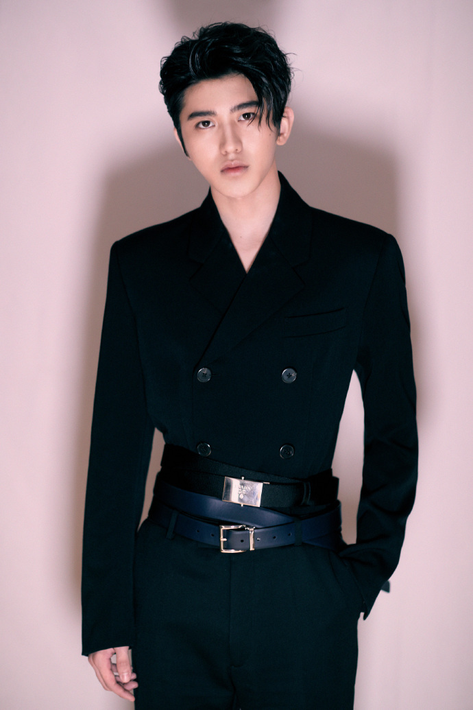 蔡小室晒Boss时装秀帅照 低调内敛的贵公子既