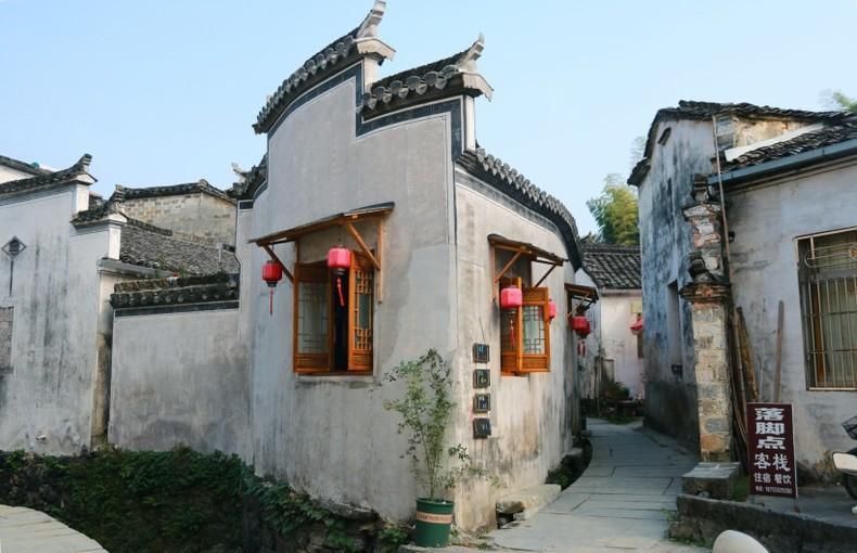 这里有最美民居建筑,像未开化一样,天黑闭户,没