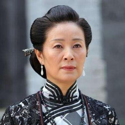 气质优雅的实力女演员，出道多年不温不火，如今56岁婚姻却成谜