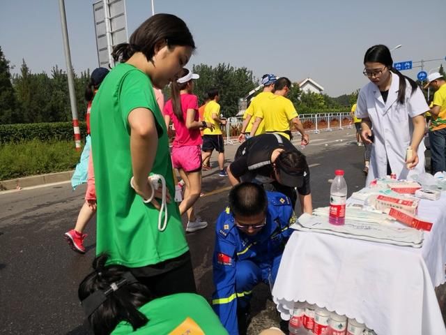 蓝天救援队全力保障通州半马,现场医疗处置45