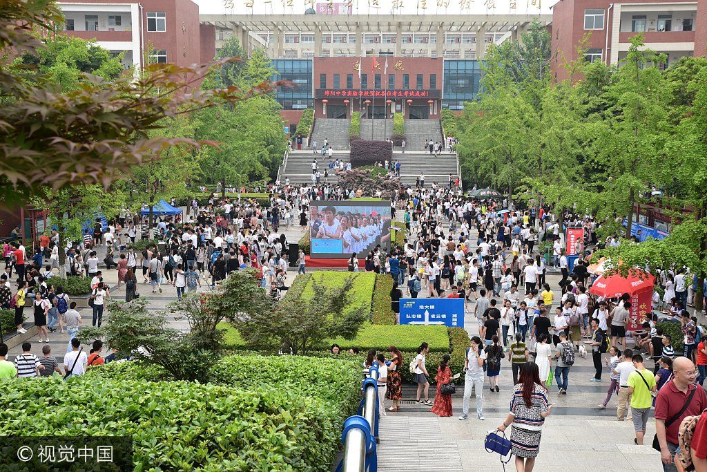 绵阳六所高中举办招生考试 十余万学生家长涌