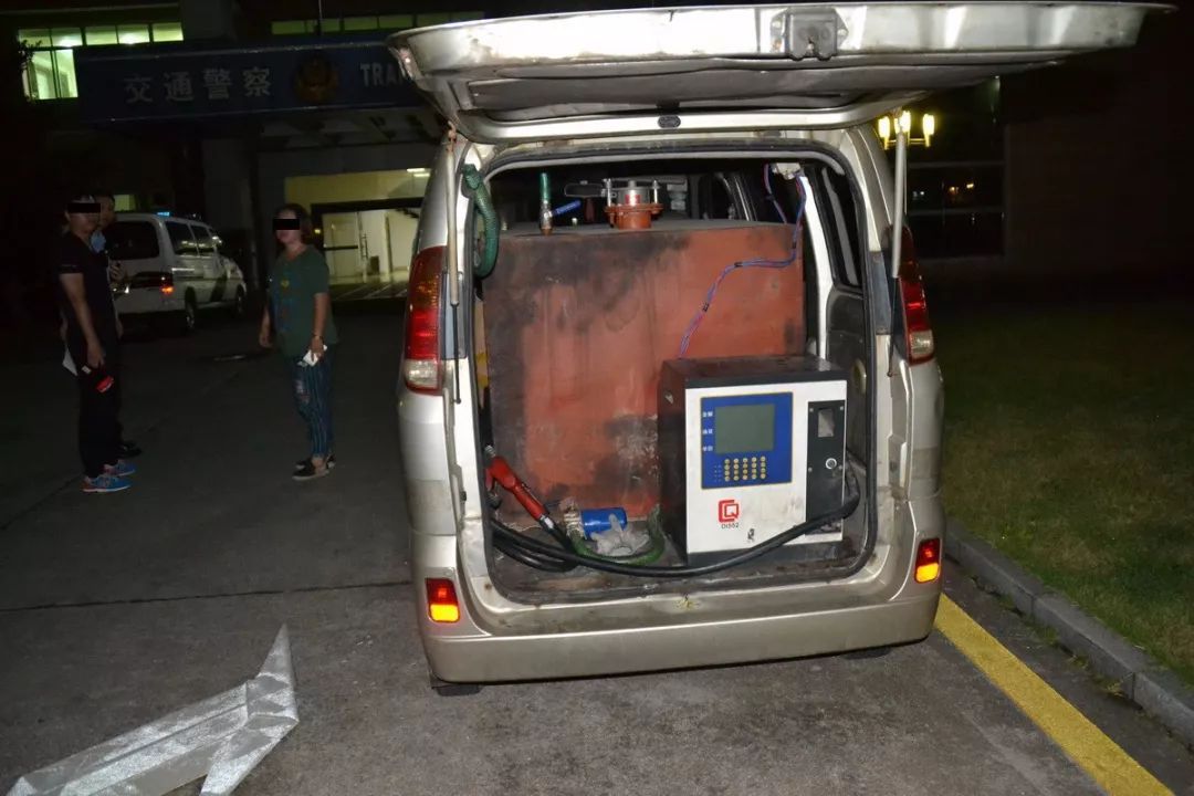 女汉子驾改装车贩卖走私汽油 犹如拉着炸弹跑