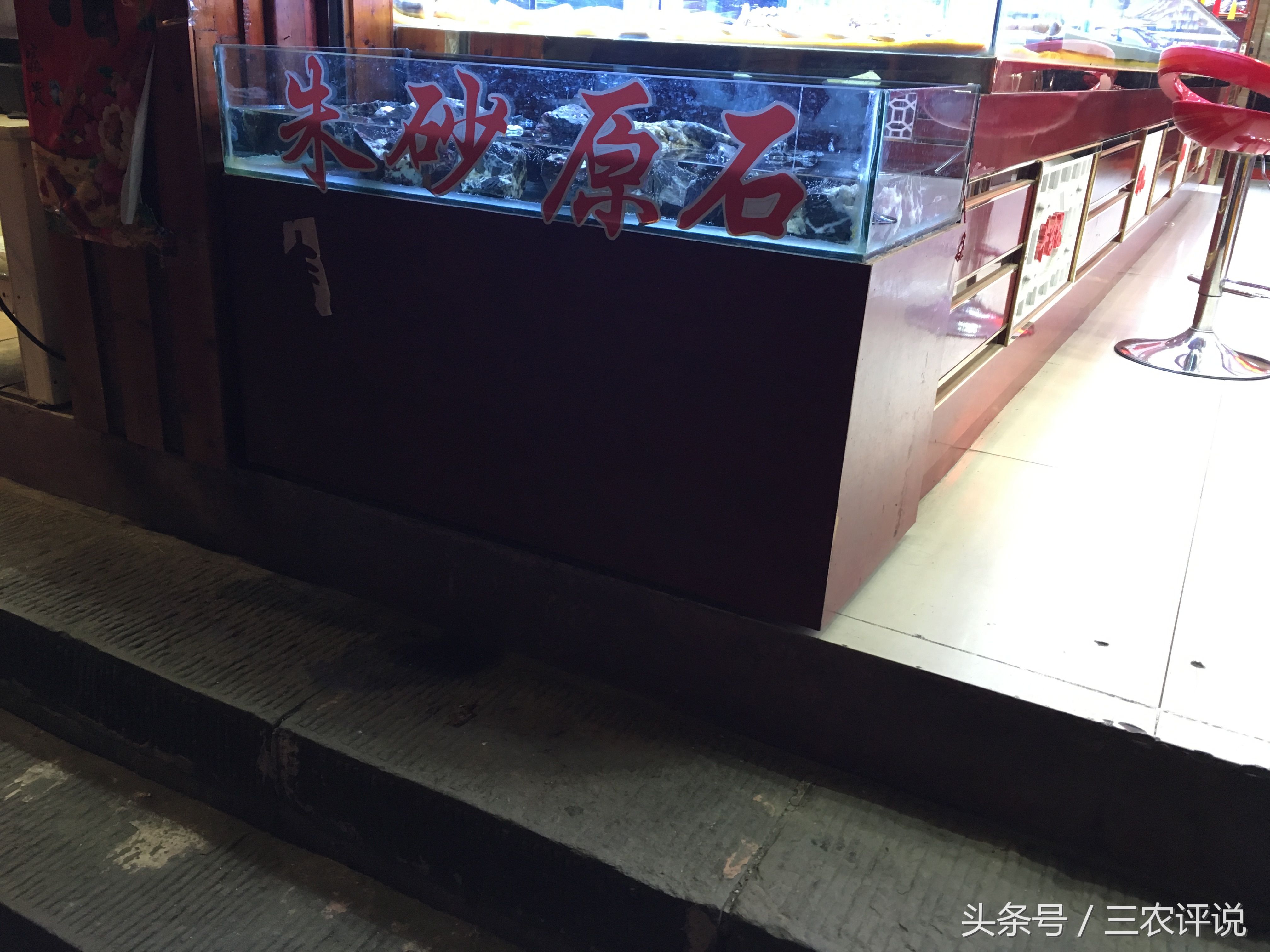 旅游时遇到这种石头要注意!它很贵,随便一块就得上万元,别碰!