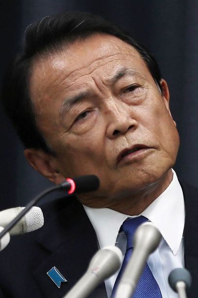 迫于“地价门”丑闻压力 麻生太郎自愿扣薪一年换留任