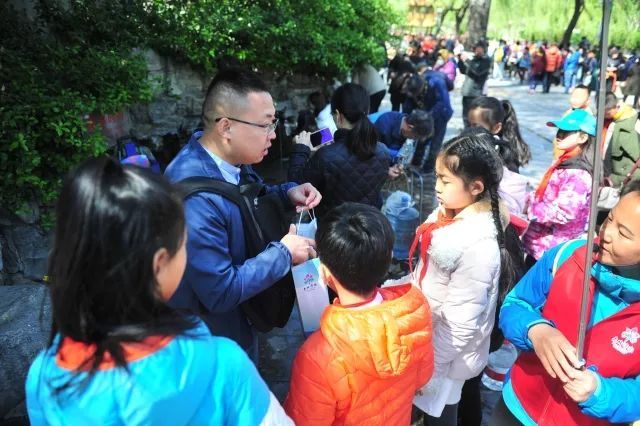 【旅游资讯】寻泉讲“红” 旅游讲解员志愿者让小学生“重识”济