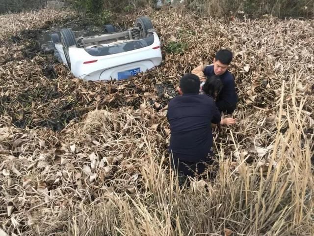 大年初一，铅山女子开车翻入泥塘，是这些民警把她从危险中救了出