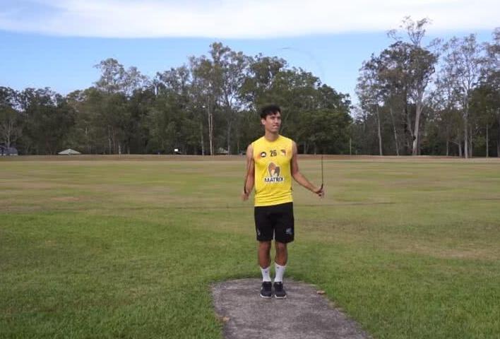 足球运动小伙,每天1000次跳绳,一个月后,小腿移