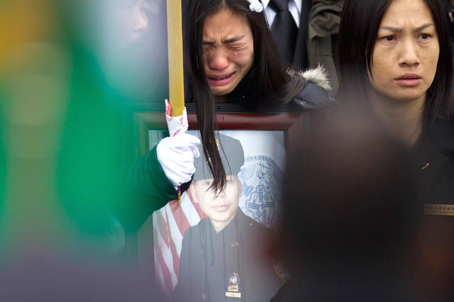 一位华裔警察葬礼：现场上万名美国警察送行，妻子两年后为其生女