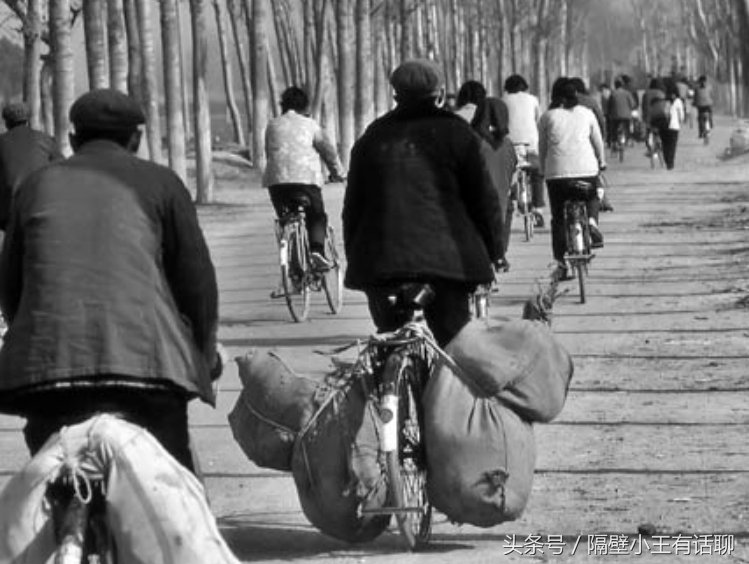 珍贵的中国80年代黑白老照片,看到第九张眼眶瞬间湿润