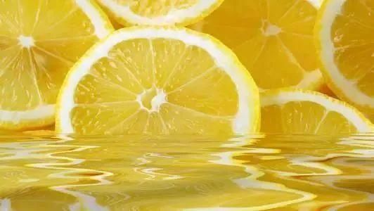 柠檬水怎样喝,才能美白又减肥呢