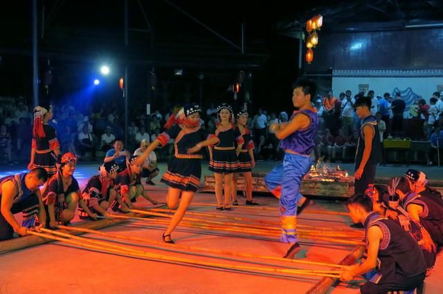 广西巴马看瑶族花式跳竹竿