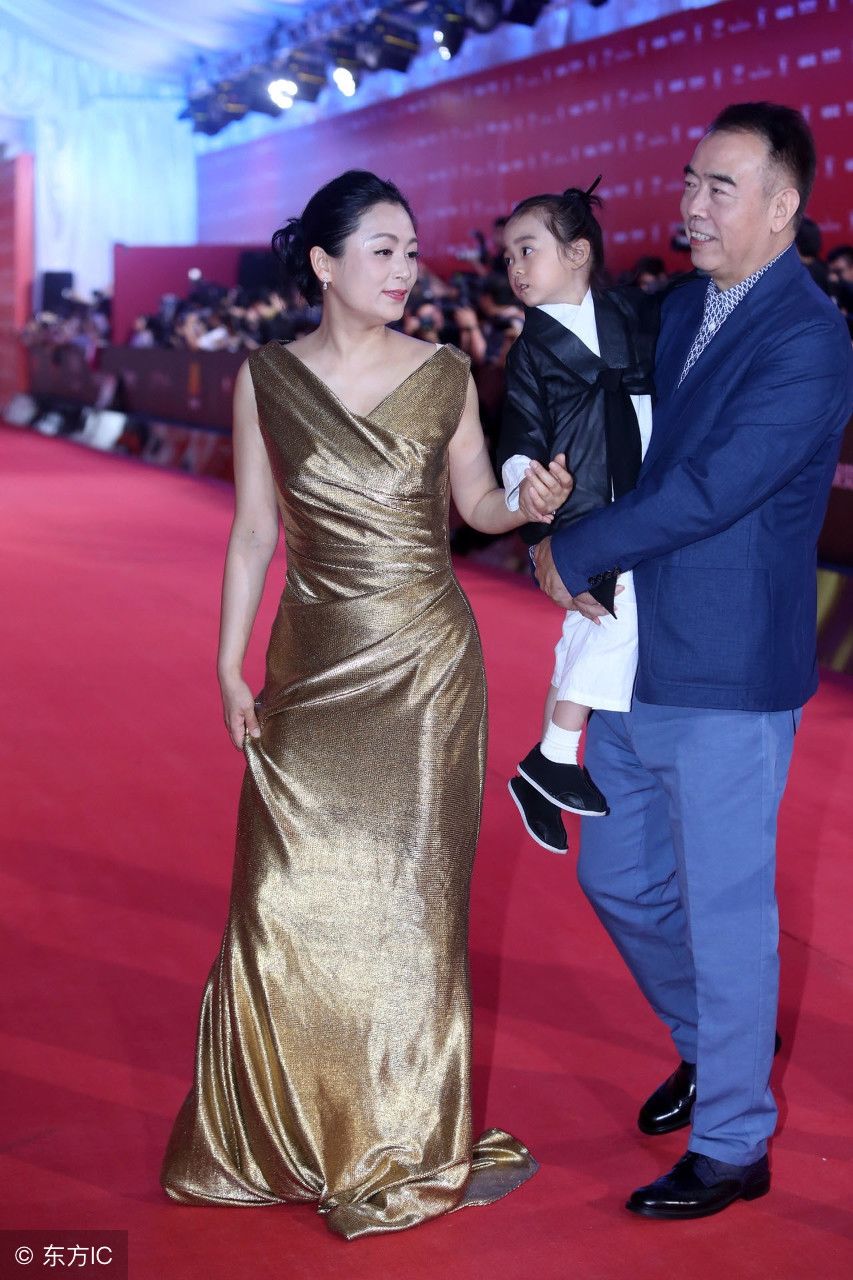 65岁陈凯歌携手娇妻陈红亮相红毯，网友:真像父女，尴尬了
