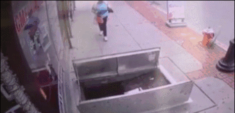 揪心!男童马路上穿梭被车撞,当妈的还在低头玩手机