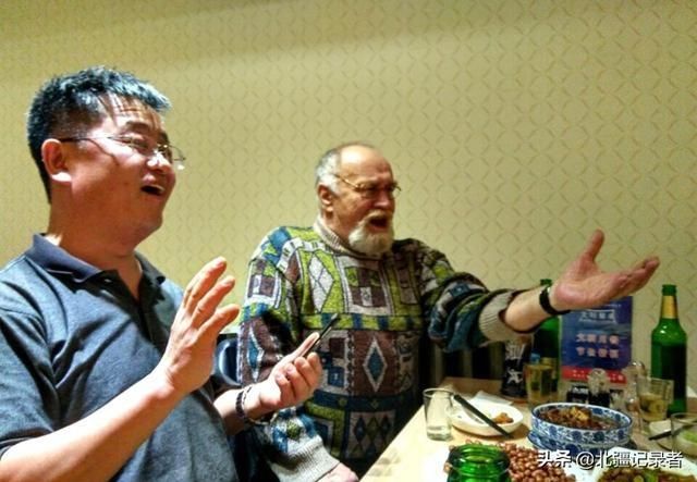 65岁俄罗斯老人中国养老,喝酒喜欢白加啤,一人