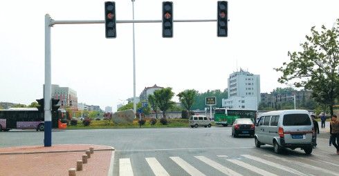 让司机最头疼的公路，一公里拥有31个红绿灯，你见过吗?