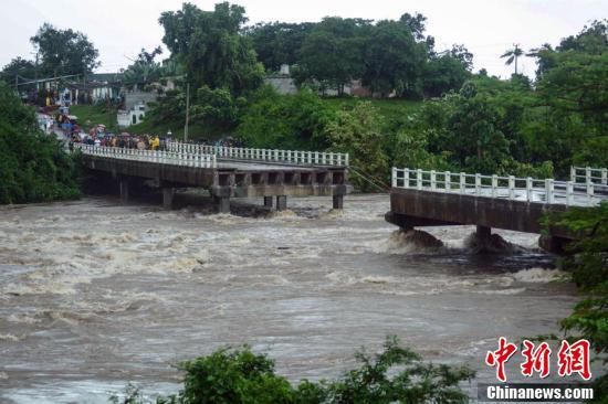 亚热带风暴“阿尔贝托”袭击古巴 洪水冲断桥梁