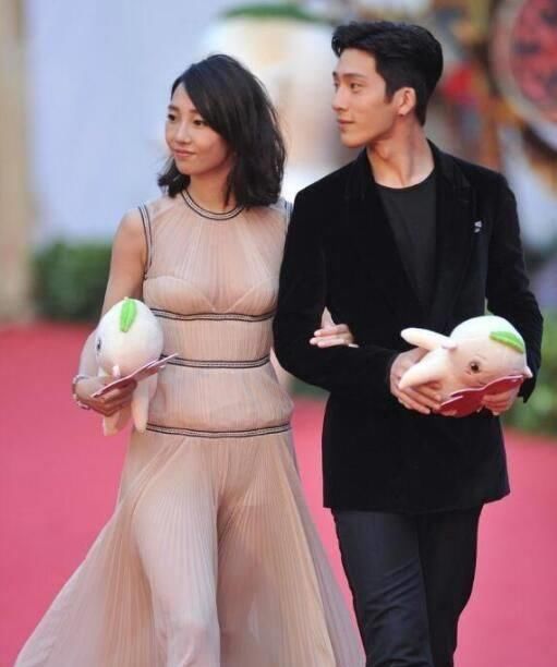 好尴尬!白百何不懂穿衣,长裙遮不住肚子上的赘肉_【快资讯】