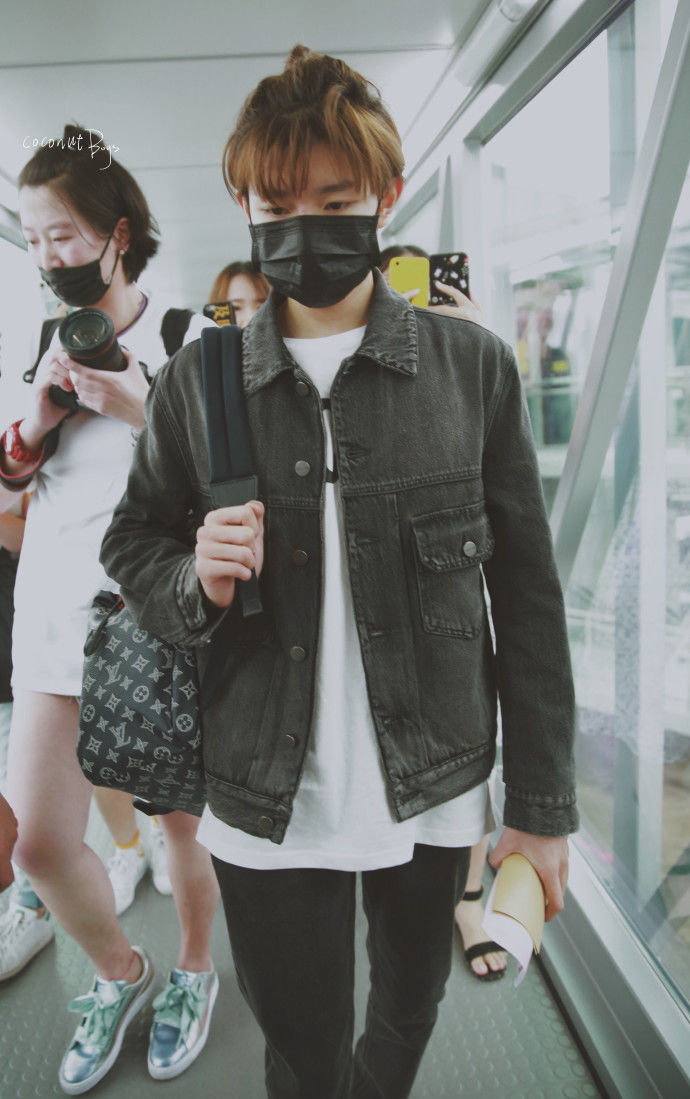 王源穿黑色牛仔衣搭配黑色裤子现身机场,戴口罩遮面也挡不住帅气