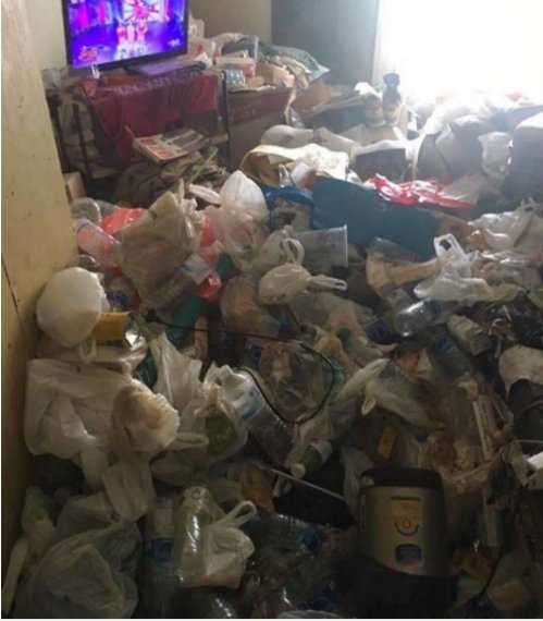 实拍:女子租房7年从未打扫,房间成垃圾场,臭水