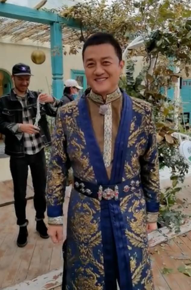 49岁李亚鹏穿金丝长袍，再扮郭靖贵气十足！撒贝宁自嘲只配给他牵马