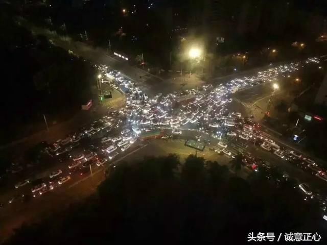 海口三大港口通航严重受影响,滞留的上万辆车辆扰民、鸣笛泄愤!