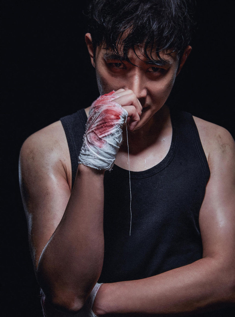 罗晋身穿黑色背心,头发微湿,绷带沁血,荷尔蒙爆