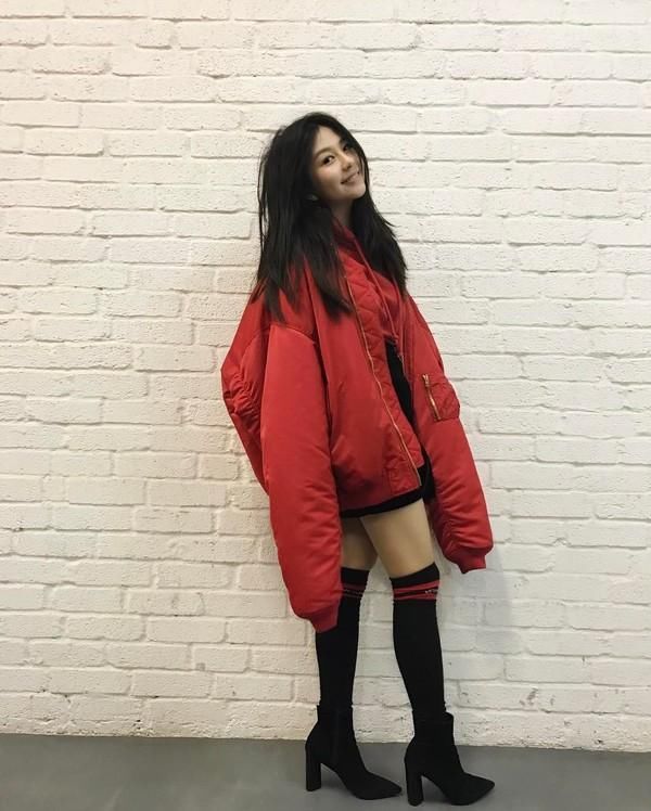 邱淑贞女儿越来越美,晚会造型港味十足,与妈妈如同复制粘贴