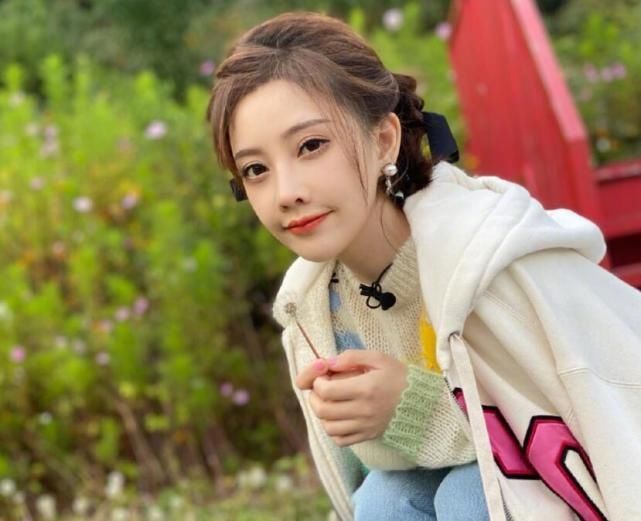 冯提莫参加线下活动，舞台上真实照片曝光，身高娇小腿很黑