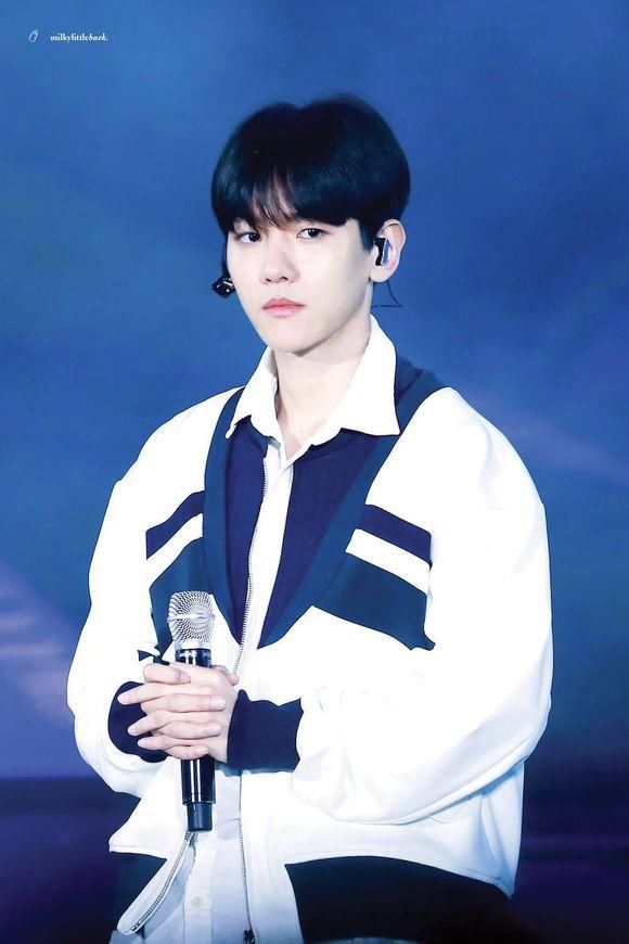 朴灿烈台下对边伯贤疯狂做鬼脸,后者表情生无可恋