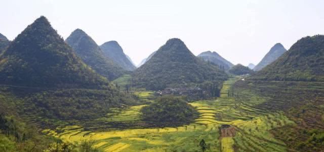 十万大山，每一座山峰都是独立的，都是孤傲的